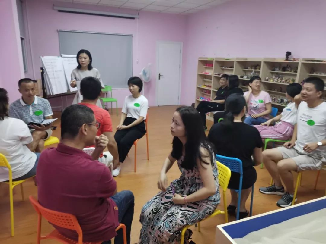 《智慧父母學(xué)堂》 賦能家長(zhǎng)，成就孩子——家庭教育父母沙龍課堂的實(shí)踐與價(jià)值