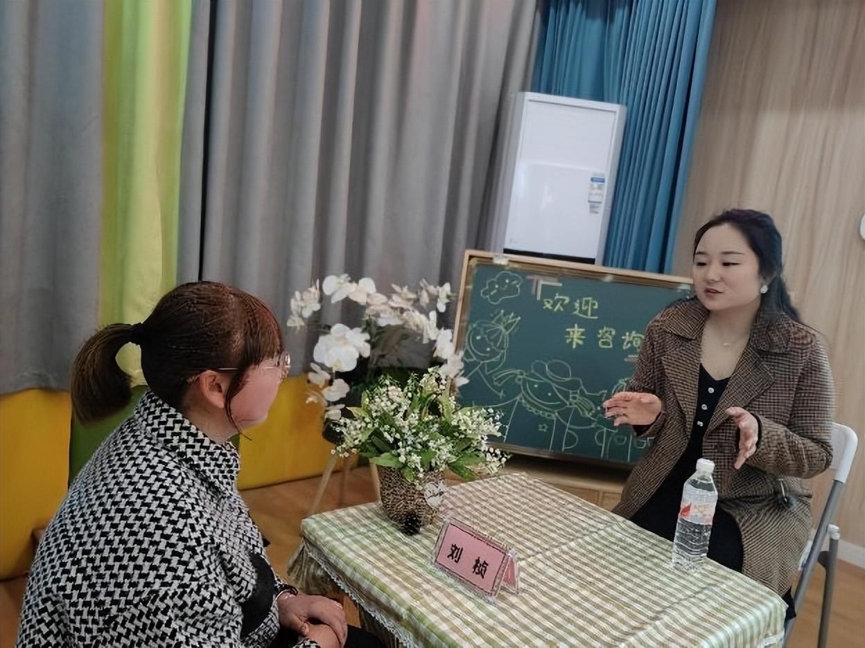 翠屏區(qū)家長(zhǎng)學(xué)校走進(jìn)菜幼，點(diǎn)亮科學(xué)育兒之路——家庭教育公益講座與咨詢(xún)服務(wù)同步開(kāi)展